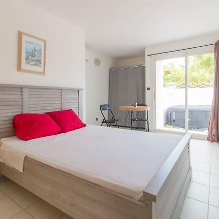 Appartement Superbe Studio avec Jacuzzi Privé à Sainte-Anne Extérieur photo