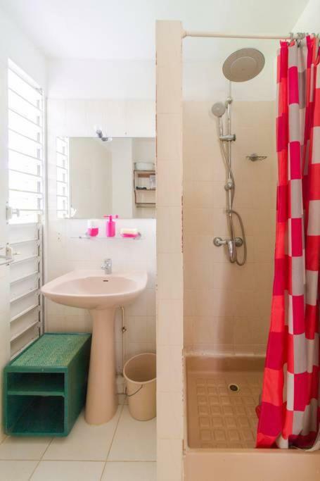 Appartement Superbe Studio avec Jacuzzi Privé à Sainte-Anne Extérieur photo