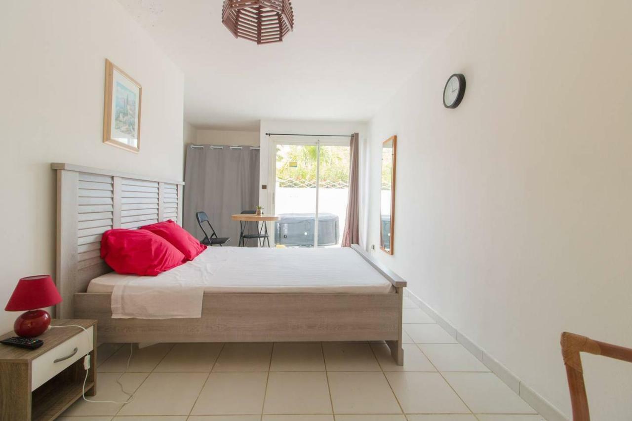 Appartement Superbe Studio avec Jacuzzi Privé à Sainte-Anne Extérieur photo