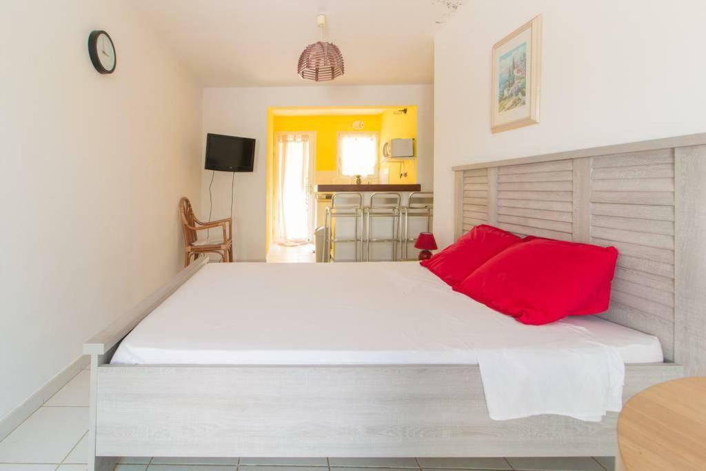 Appartement Superbe Studio avec Jacuzzi Privé à Sainte-Anne Extérieur photo