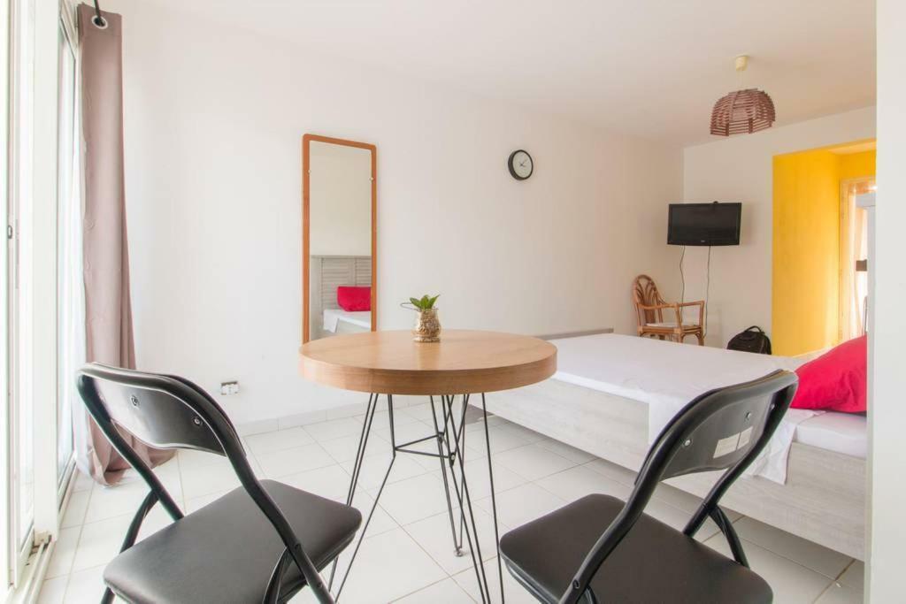 Appartement Superbe Studio avec Jacuzzi Privé à Sainte-Anne Extérieur photo