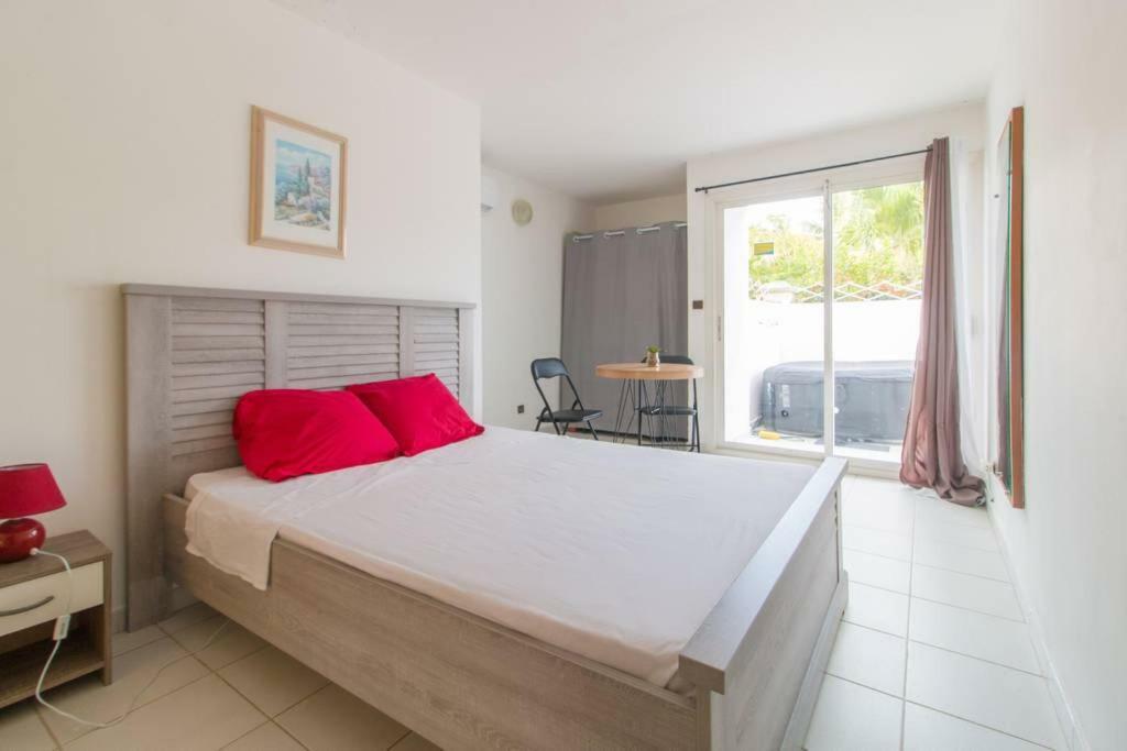 Appartement Superbe Studio avec Jacuzzi Privé à Sainte-Anne Extérieur photo
